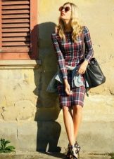 Accessories and decorations for a plaid dress