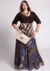 Abito lungo con maniche per una donna piena