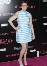 Lyhyt mekko valkoisilla paljailla vaakaraidoilla täyteen