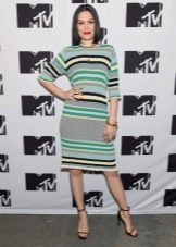 Neulottu mekko mustalla, vihreällä ja valkoisella raidalla