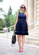 Raidallinen mekko rasvoille tytöille