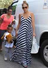 Pitkä mekko mustalla ja valkoisella lävistäjällä (kalanruoto)