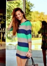 Lyhyt mekko leveillä värillisillä raidoilla