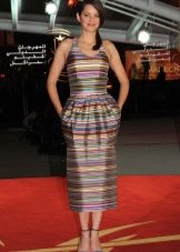 Värikäs raidallinen mekko