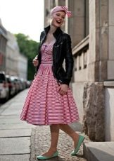 Dress in the style of the 50s in combination with a leather jacket