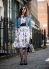 Dress in the style of the 50s in combination with a jeans