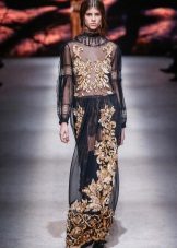 Closed dress with gold applique