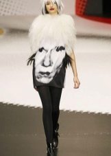 Corto con un retrato de vestido con estampado de fotos en blanco y negro peludo