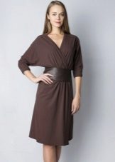 Obyčejné batwing šaty s pálkou zábal a rukávy