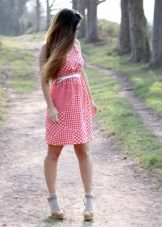 Sandaler med sokker for en kjole-sundress