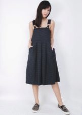 Kjole med et løst skjørt på en naken kropp