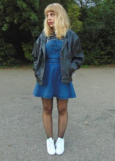 Joggesko for en denim kjole-sundress