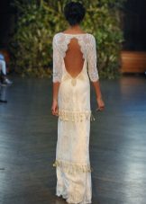 Dress with an open back and a short tight-fitting sleeve