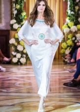 Fitted evening dress with a wide sleeve