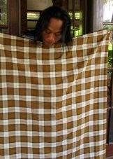 Sarong in Burma - a way to knit from a stitched fabric