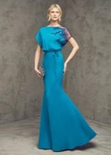 แต่งกายด้วยชุดราตรีแขนค้างคาว