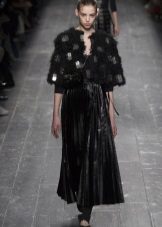 Capa de pell per un vestit de cuir negre