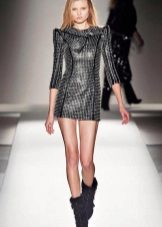 Botes per un vestit de cuir negre