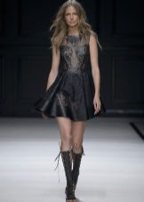 Botes per un vestit curt negre