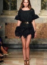 Sabates d'or amb un vestit negre