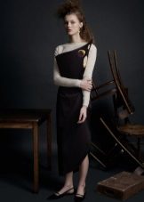 Colla de drap a un vestit negre