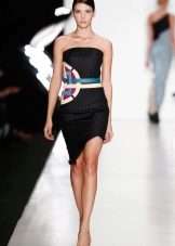 Cinturó de color amb un vestit negre