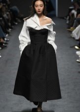 Camisa per un vestit negre a terra