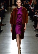 Abric de pell per un vestit curt