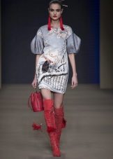 Accessoris vermells per a un vestit curt d’estiu