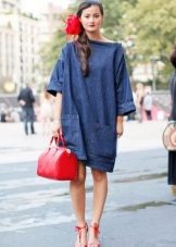 Sabates vermelles i una bossa de vestir curta