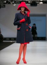 Pantyhose merah jambu dengan pakaian merah jambu