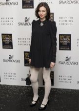 Putih pantyhose kepada pakaian hitam