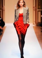 Pantyhose hitam ke pakaian merah