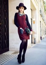 Pantyhose hitam ke pakaian merah