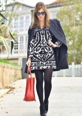 Pantyhose hitam ke pakaian hitam dan putih