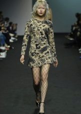 pakaian ketat dengan pakaian berjalur kuning