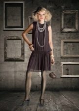 Pakaian ketat hitam untuk pakaian coklat