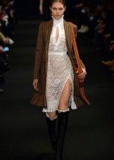 Abric per a un vestit de cordó blanc amb una escletxa