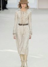 Cinturó i barret amb un vestit blanc