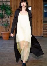 Abric per un vestit blanc a terra