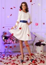 Cinturó blau amb un vestit curt blanc