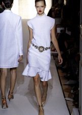 cinturó amb un vestit curt blanc