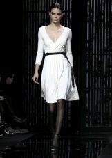 Mitjana negra amb un vestit blanc