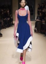 Pink shoes for a blue sheath dress