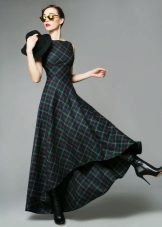 Kengät ja hattu tarkistuspuvulle lattialla