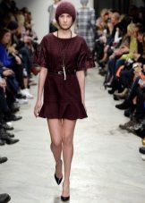 Koristeet viininpunaisesta mekosta häkissä