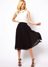 A skirt of the sun in combination with a classic white top
