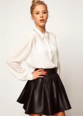 A skirt of the sun in combination with a classic white top