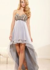 Vestit de tarda curta al capdavant