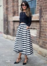 Wide top combined with a long skirt for girls with a figure like Pear